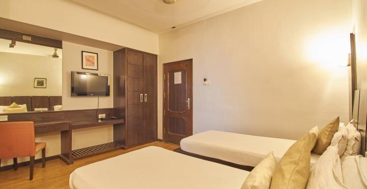 Hotel Pinnacle Ahmedabad Eksteriør bilde