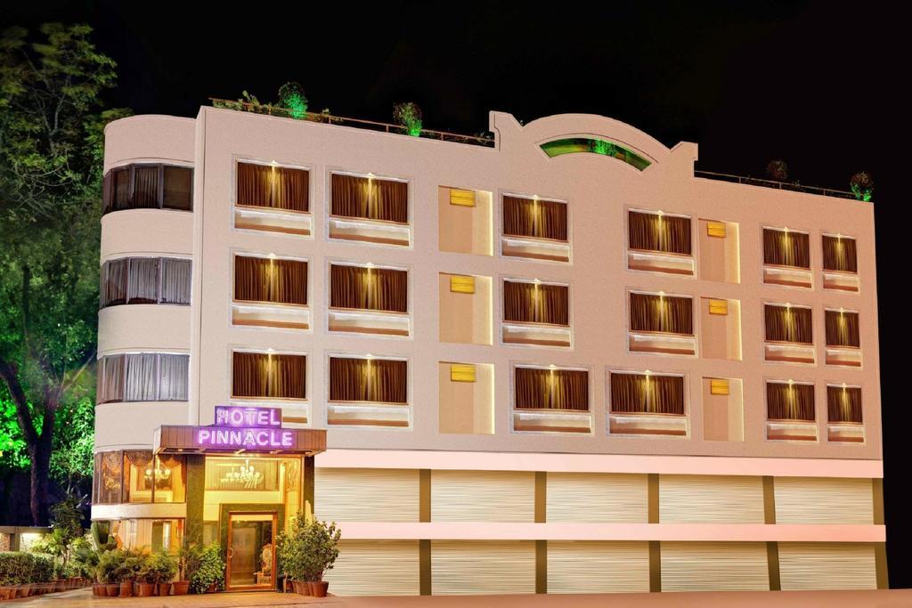 Hotel Pinnacle Ahmedabad Eksteriør bilde