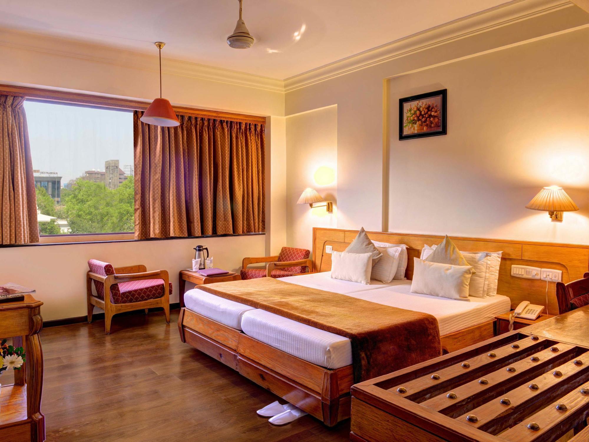 Hotel Pinnacle Ahmedabad Eksteriør bilde