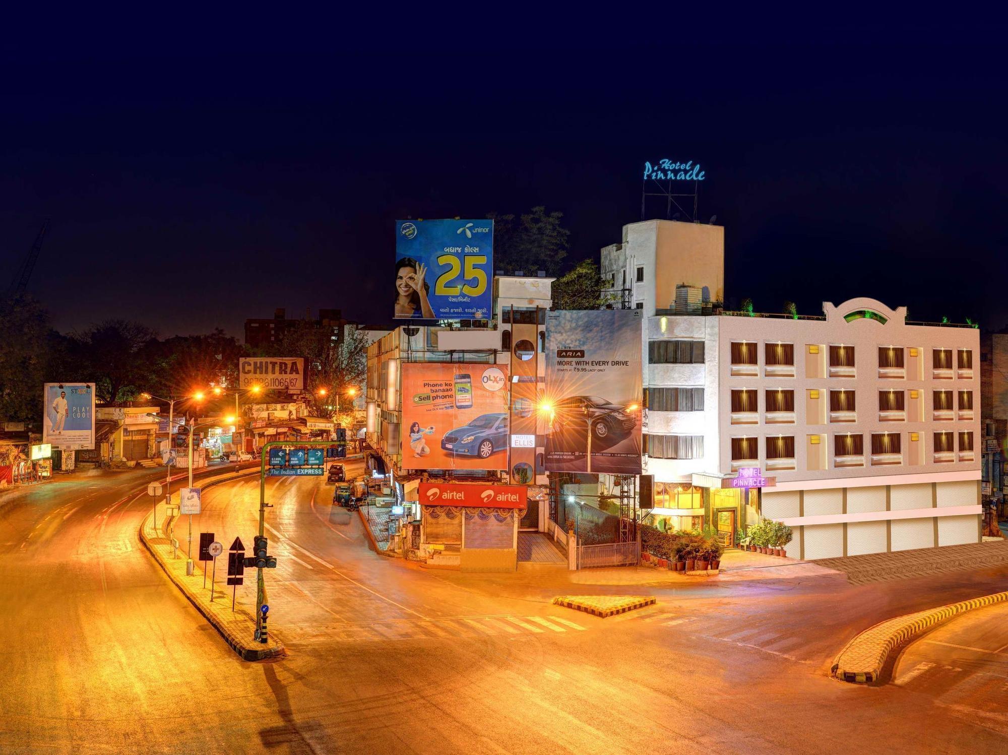 Hotel Pinnacle Ahmedabad Eksteriør bilde