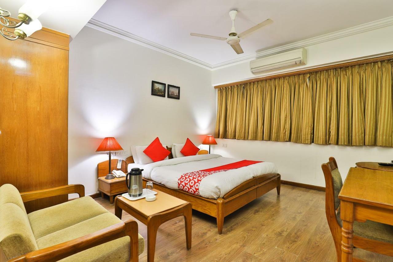 Hotel Pinnacle Ahmedabad Eksteriør bilde